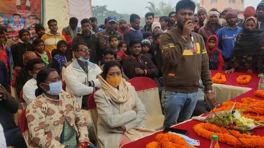 #दुलमी_प्रखंड के #सोसो_पंचायत के #ढुठुवा गांव में शुक्रवार को साप्ताहिक सब्जी बाजार का उद्घाटन कार्यक्रम में ग्रामीणों को संबोधित करते हुए