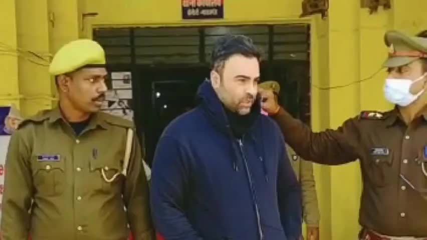 भारत से नेपाल जाने वाले नागरिकों की चेकिंग के दौरान एक ईरानी नागरिक गिरफ्तार।
#mrjpolice
#crime