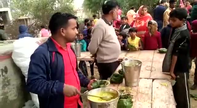 #मकर_संक्रांति_के #शुभ_अवसर_पर #चैनपुर_के_किशन_दहा_मंदिर_के_प्रांगण_में_खिचड़ी #प्रसाद_का_वितरण #श्रद्धालुओं_की_लगी_भीड़