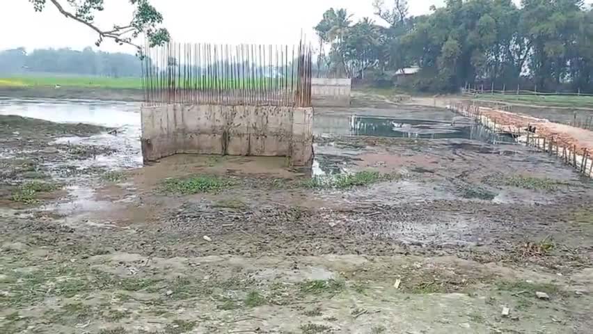 #मनसाही :प्रखंड रोहता धार के समीप धार में जल जमाव होने से आरसीसी पुल का निर्माण कार्य हुवा ठप आवागमन बाधित