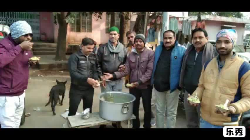 उरई :ओम सेवा संस्थान के द्वारा जिला चिकित्सालय में मरीजों और उनके तामीरदारों को खिचड़ी खिलाई

#उरई #जालौन