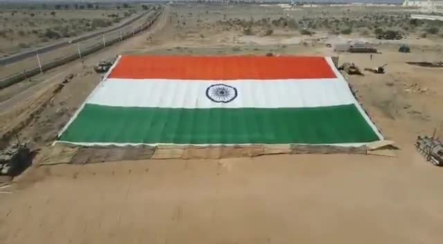 सेना दिवस पर जैसलमेर में भारतीय सेना ने दुनिया का सबसे बड़ा तिरंगा बनाया #army_day #Jaisalmer #tiranga