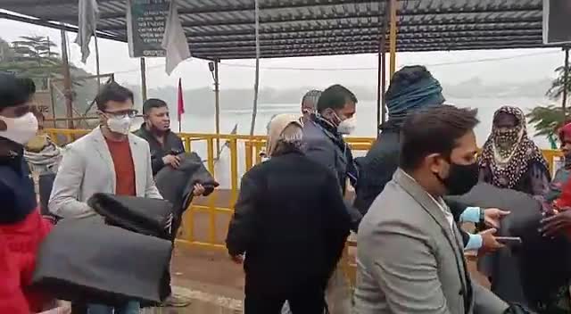 लखनादौन: सिवनी: महावीर इंटरनेशनल द्वारा माधव सेवा में लोगो को कंबल वितरित कर दिया कड़के की ठंड से राहत#जनकल्याण#मानवसेवा