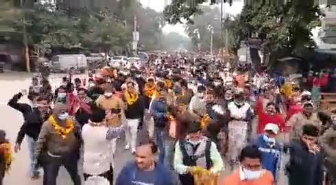 अमरोहा : BJP विधायक महेंद्र खड़गवंशी ने निकाला जुलूस, खुलेआम किया अचार सहिंता और कोरोना गाइडलाइंस का उलंघन।
#UPElections