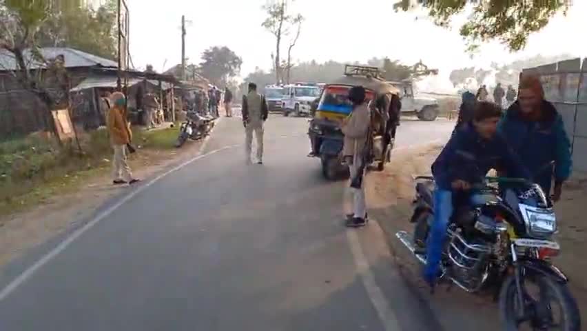 #डंडखोरा:थाना क्षेत्र के भमरैली चौक के समीप बुधवार को करोणा शंकरमन को देखते हुए डंडखोरा पुलिस चलाया मार्क चेकिंग अभियान