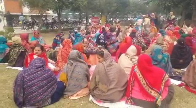 #पानीपत
इस कड़कड़ाती ठंड में भी हड़ताल पर डटी हुई हैं प्रदेश की आंगनबाड़ी वर्कर्स।