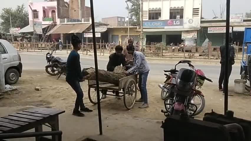 तिर्वा: आज पूरे तिर्वा नगर में देवा ग्रुप के मुखिया बड़े भाई रेहान वारसी जी की ओर से पूरे नगर में लकड़ी अलाव वितरण किए गए #आदिल