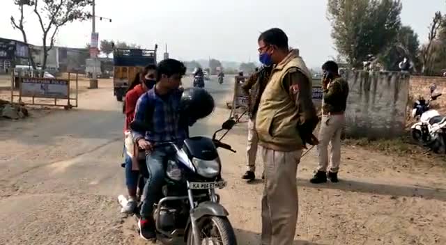 बढ़ते कोरोना के मामलों को देखते हुये मास्क लगाने के लिए  समजाते सोड़वास पुलिस चौकी प्रभारी राजपाल 
#bhiwadipolice