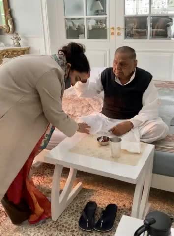 भाजपा में शामिल होने के बाद लखनऊ पहुंची अपर्णा यादव ने लिया मुलायम सिंह यादव का आशीर्वाद
#aparnayadav 
#lucknowmodi