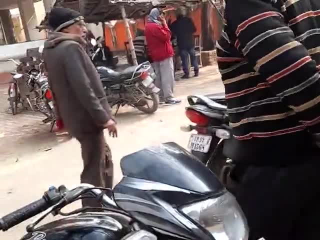 रुद्रपुर: #NO SOCIAL DISTANCING
#NO MASK
यह है रुद्रपुर तहसील (deoria)  का हाल 🤦‍♀️🤦‍♀️
कैसे खत्म होगा corona का बवाल 😪😪