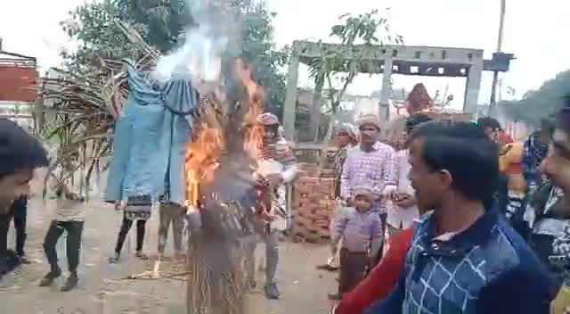 #धनौरा_विधानसभा में वीर सिंह के बेटे विवेक का विरोध करते हुए ग्रामीण। क्षेत्र का प्रत्याशी चाहिए हमे