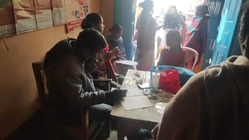 तारापुर: Ice Cream Factory के आगे आंगनवाड़ी केन्द्र में दिया जा रहा vaccine #covaxine #covidshield