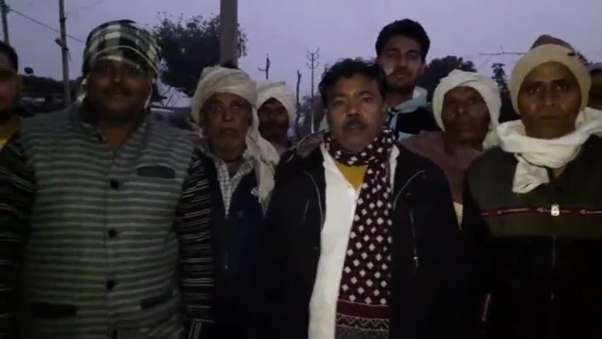 चकरनगर: #भरथना से सपा के प्रत्याशी ने चकरनगर के हनुमंतपुर गांव में डोर टू डोर किया जनसंपर्क, पार्टी का जताया आभार