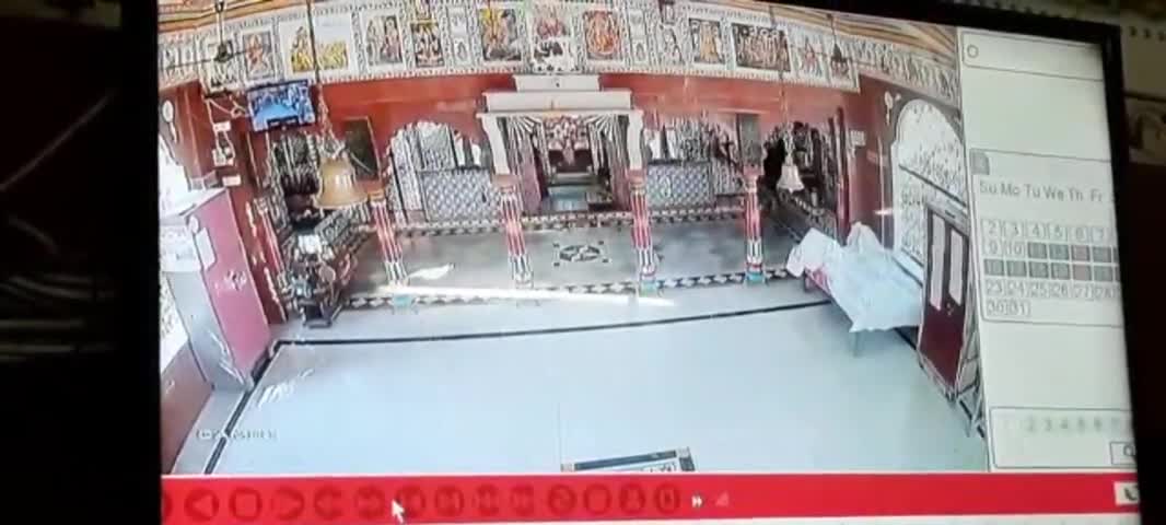 छीपाबड़ोद: छीपाबड़ौद  के कुशवाह मंदिर मे हुई चोरी सीसीटीवीकैमरे मे आया चोर नजर दो झालरें वगैरा हुई चोरी#chhipabrod#newnews﻿@