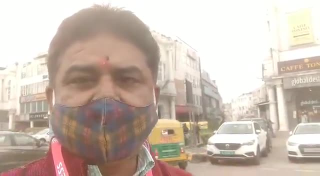 पार्लियामेंट स्ट्रीट: दिल्ली के #कनॉट प्लेस में भी कोविड पाबंदियों का पालन करते दिखे लोग।