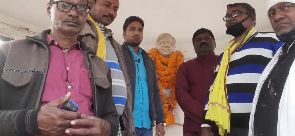 जननायक #कर्पूरी_ठाकुर जी की 98वीं जयंती पर शेखपुरा भाजपा के द्वारा गिरिहिंडा चौक स्थित आदमकद प्रतिमा पर माल्यर्पण करने के उपरांत वक्तव्य रखते हुए।
