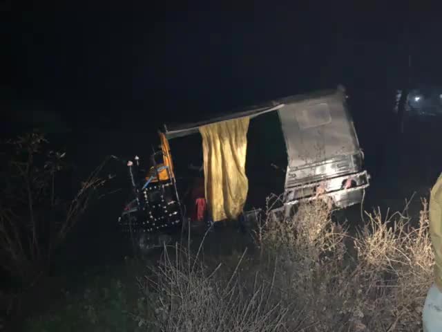 खलीलाबाद: #खलीलाबाद #कोतवाली क्षेत्र के सियारा साथा में अनियंत्रित कार ऑटो से टकराई दो लोग गंभीर रूप से घायल।