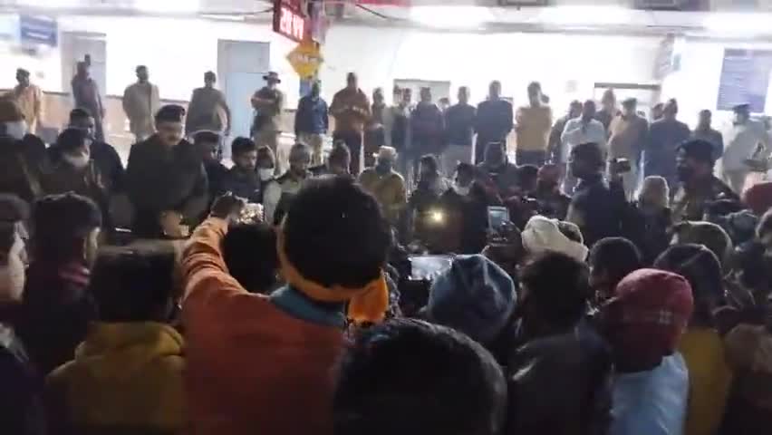 #आरा #रेलवे स्टेशन पर #ग्रुप डी को लेकर #छात्रों ने किया जाम.....
