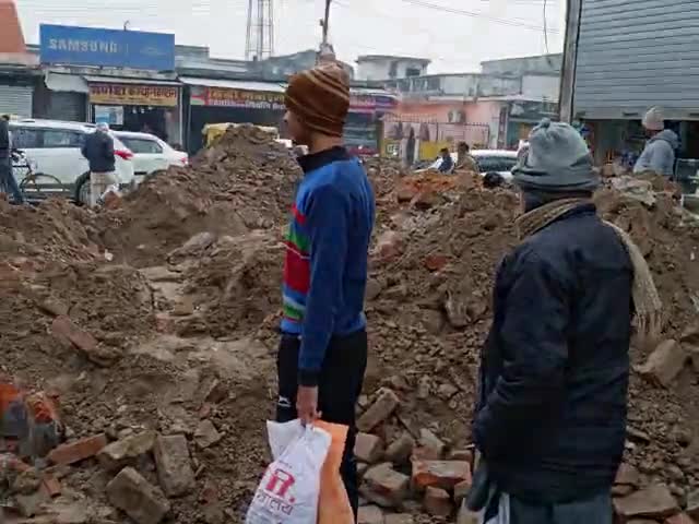 मेन मार्केट सहजनवा में नाली निर्माण के लिए हुई खुदाई के कारण अत्यधिक जाम व टेंपो खोदे नाले में गिर गई है #npsahjanwa