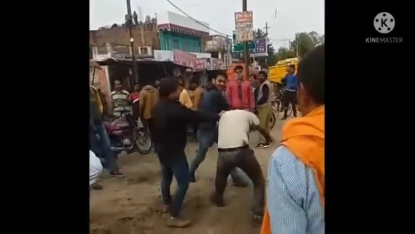 अमरपटन कानपुर टेलर - उत्पात मचा रहे शराबी को 2 युवको ने भरी महफिल में धोया #सतना #अमरपाटन