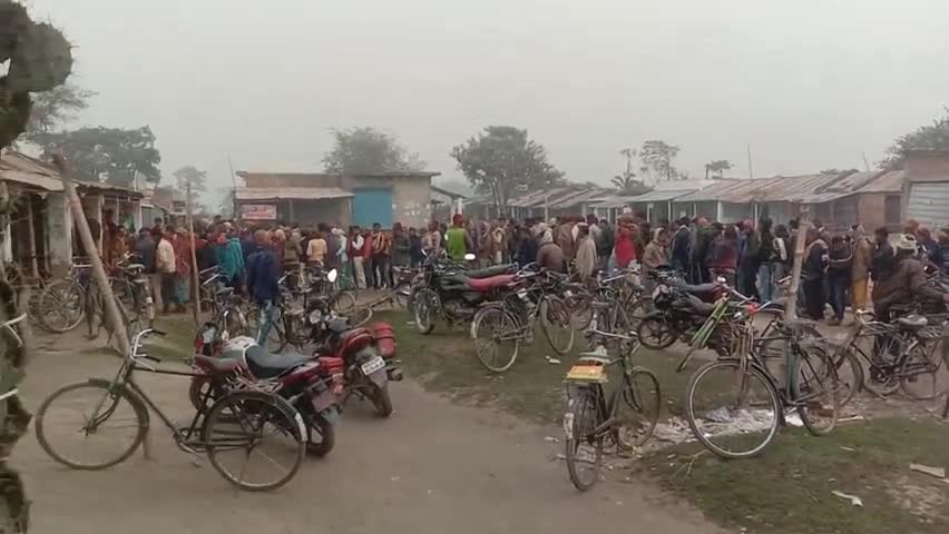 पतरघट: #saharsa #यूरिया के लिए लोग लगे हैं 4 बजे सुबह से लगे हैं कतार #पस्तपार