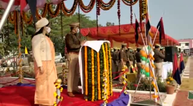 खलीलाबाद: #खलीलाबाद पुलिस लाइन में #पुलिस कर्मियों द्वारा किए गए #परेड को देख मंत्रमुग्ध हुए #दर्शक दीर्घा में बैठे लोग।