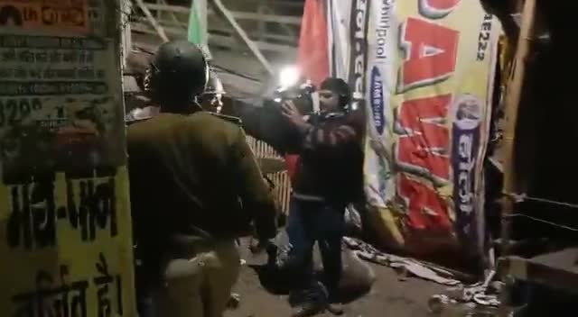प्रायागराज:-
छात्र चीखते-चिल्लाते रहे पुलिस लाठी बरसाती रही । 
#prayagrajcity