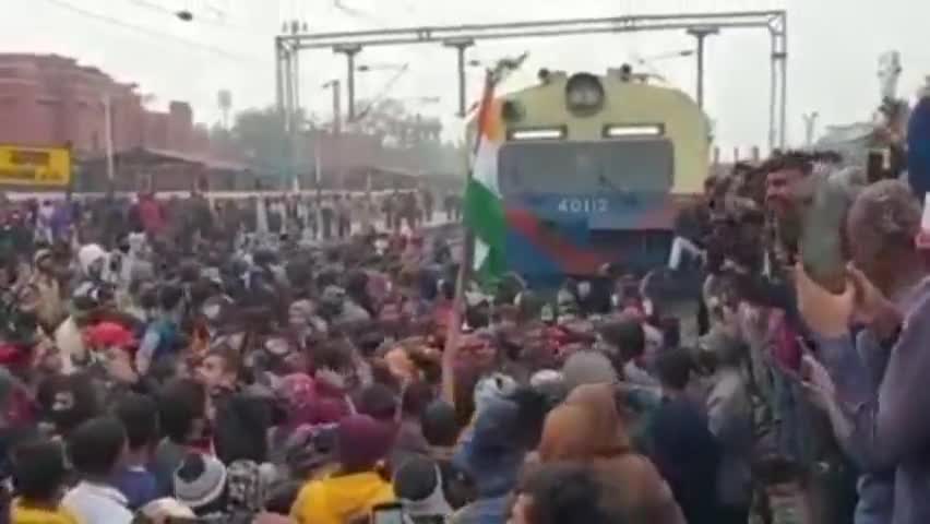 नवादा: जहानाबाद में छात्रों ने रेल रुकवा कर गाया राष्ट्रीय गान.....
#jahanabad 
#rrb_ntpc_1student_1results