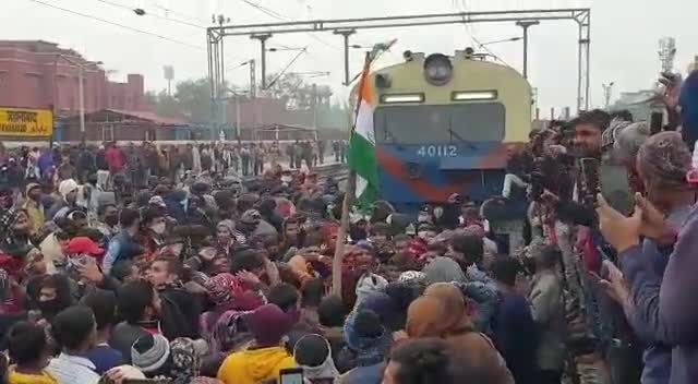 #जहानाबाद #रेलवे #जंक्शन पर #छात्रों ने #ट्रेन को #रोक कर किए #झंडोत्तोलन