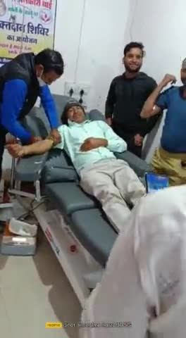 शिवपुरी नगर: shivpuri m. p me Republic Day pr munsi balmiki ji or unki team ne blood donate kiya #save puple