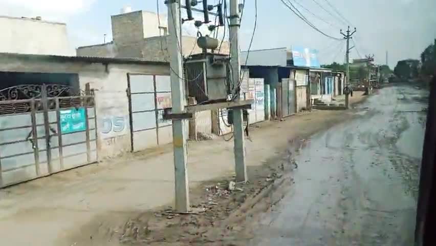 मेड़ता: #जसनगर की मुख्य सड़क काफी दिनों से क्षतिग्रस्त जहां पर कीचड़ फैला हुआ है वाहनों व पैदल लोगों को आने-जाने मे भारी दिक्कत