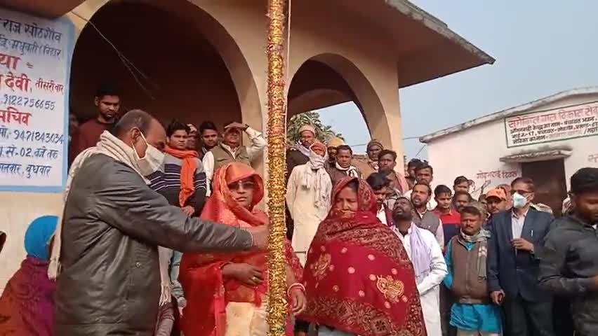 #Umgaun #सोठगांव पंचायत भवन पर मुखिया उषा देवी ने किया ध्वजारोहण।
तिरंगा को दी सलामी।#HarlakhiNews #MadhubaniNews #Mbu