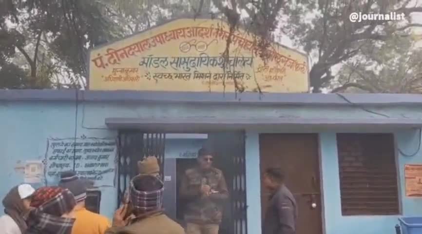 #कमालगंज अज्ञात शव मिलने से इलाके में फैली सनसनी पुलिस जांच में जुटी कमालगंज कस्बा के सामुदायिक स्वास्थ्य केंद्र के पास