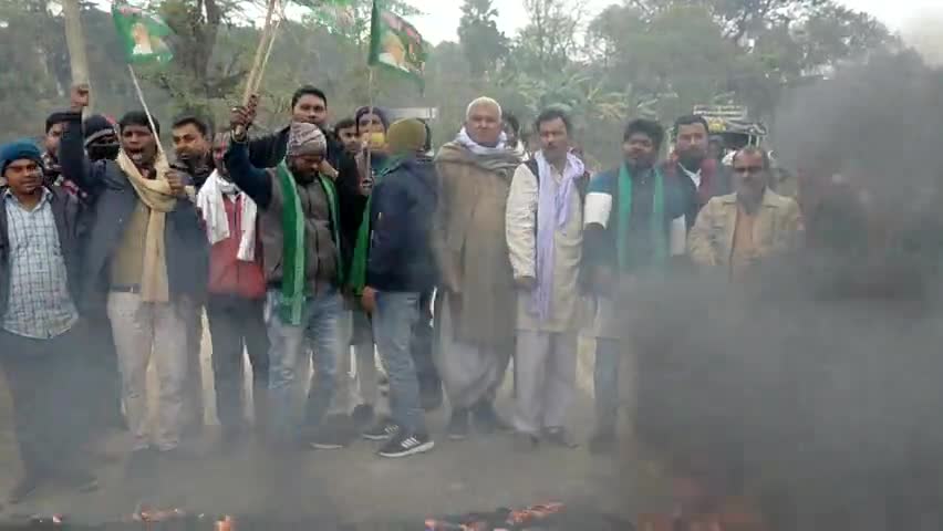 आज शांतिपूर्ण तरीके से कटरा प्रखंड में  बंद को सफल बनाने के लिए युवा राजद ने बढ़-चढ़ कर हिस्सा लिया
#सोसल मीडिया