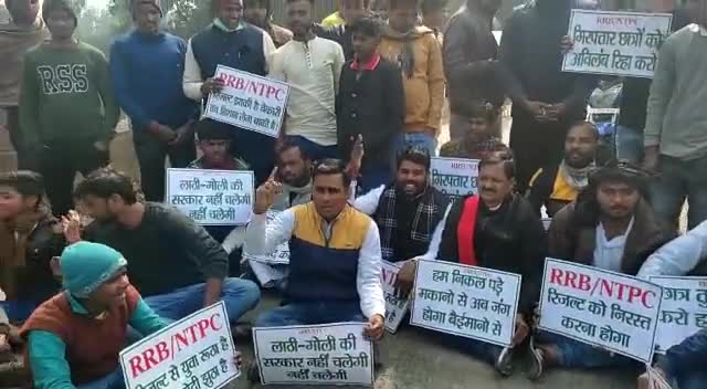 218-मखदुमपुर
 आज मखदुमपुर विधानसभा क्षेत्र में छात्रों के बिहार बंदी के समर्थन में महागठबंधन के साथियों के साथ उतरे व मखदुमपुर बाजार को  बंद कराया!
#rsk