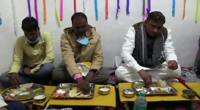 खुरई- मंत्री भूपेन्द्र सिंह ने धर्मेन्द्र अहिरवार को गृहप्रवेश कराया, परिजनों के साथ भोजन किया
#bhupendrasingh
#bjp