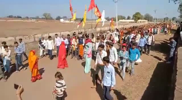 कोलारस: भव्य कलश यात्रा के साथ #श्रीमद्_भागवत_कथा का हुआ शुभारंभ।

कोलारस के ग्राम #खरई में हनुमान जी महाराज के मन्दिर पर।