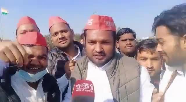 सपा के राष्ट्रीय अध्यक्ष अखिलेश यादव योगी स को दिल्ली रोके जाने पर मुजफ्फरनगर में प्रदर्शन करते हुए #शमशेर मलिक