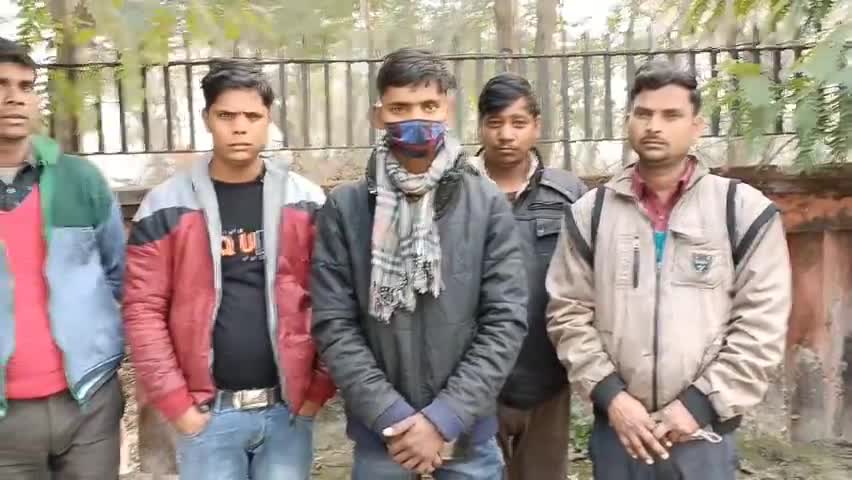 खलीलाबाद: #बरेली के रहने वाले युवकों का चोरों ने₹27000 नकदी समेत 6 मोबाइल #चोरी कर ली मामला #खलीलाबाद के महदीपुर का है।