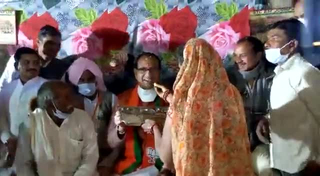 हुज़ूर: सहजता से सबरी के बेर खाने वाला CM शिवराज राजगढ़ ज़िले के गाँव पहुँचे तो#PMAwas पाने वाली महिला ने बेर खिलाकर स्वागत किया