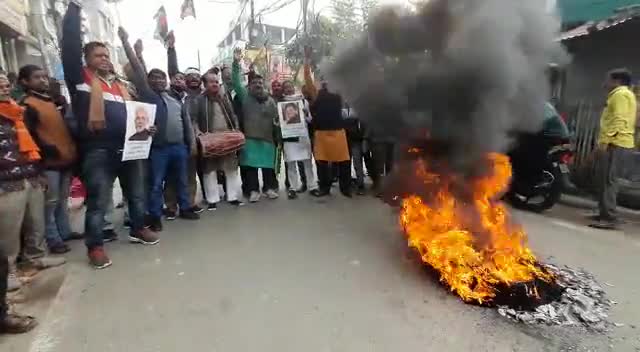 #RRB_NTPC के परीक्षा के रिजल्ट मे धांधली के खिलाफ छात्र-युवा के आह्वान पर राजद कार्यकर्ता संग राजद पटनासाहिव को बंद किया गया