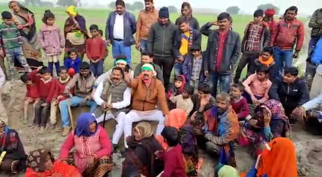 कल 242 हुसेनगंज विधानसभा क्षेत्र के देवानानार गंगा कटारी में निषाद समाज के साथ उत्पीड़न की खबर मिलते ही निषाद समाज के सम्मान की लड़ाई लडने को साथ धारने में बैठे 242 #हुसेनगंज #विधानसभा कांग्रेस प्रत्याशी शिवाकांत तिवारी