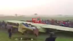 अचानक से प्लेन उतरा गेहूं के खेत में, लोगों ने ठेल कर पहुंचाया सड़क पर।।#biharsarkar #khan_sir #modi