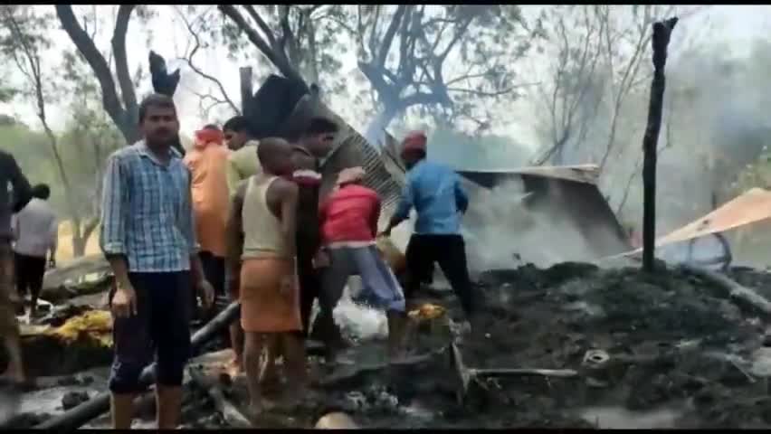 सेवराई: बारा मे गैस पर खाना बनाते समय सिलेंडर में लीकेज होने के कारण एक घर मे आग लग गई
#आगलगी
