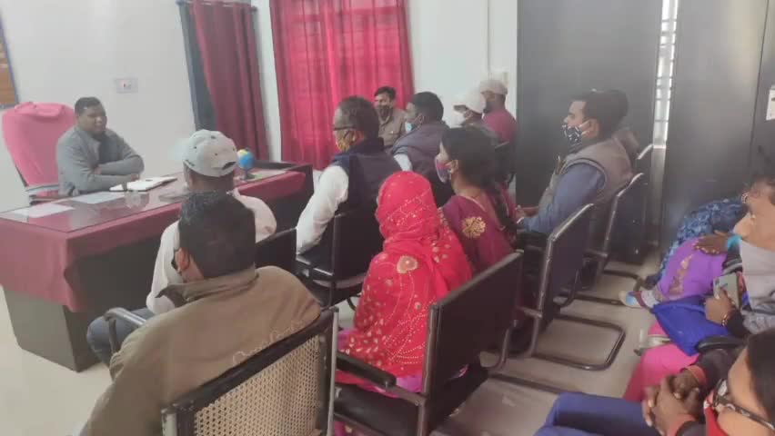 गढ़वा: जिला समाहरणालय के श्रम विभाग के कार्यालय में श्रम मित्रो के साथ श्रम अधीक्षक ने की बैठक#श्रम