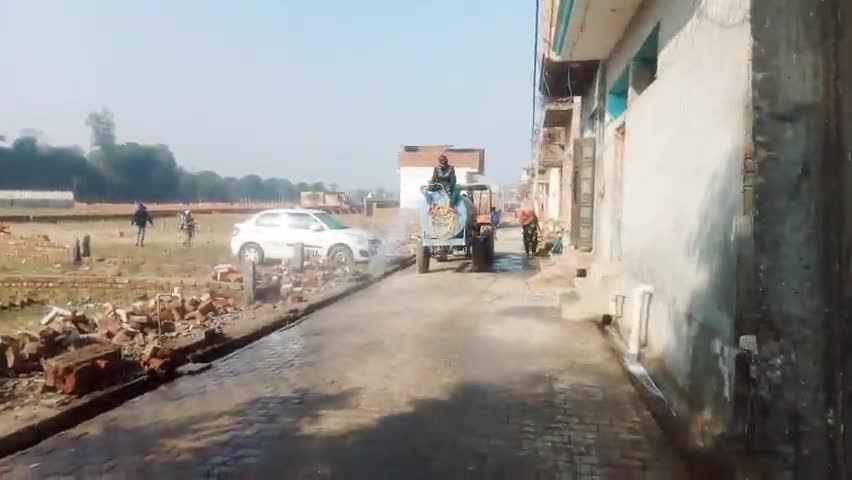 सरसावा रामनगर में नाली में दवाई छिड़कते  हुए नगरपालिका की टीम #sarsawa
