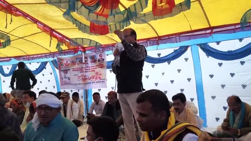 ग्राम भापसी झिरन्या में समाज जनो को संबोधित किया और कुरुतिया शिक्षा पर बात करी

#drgovindmujalda