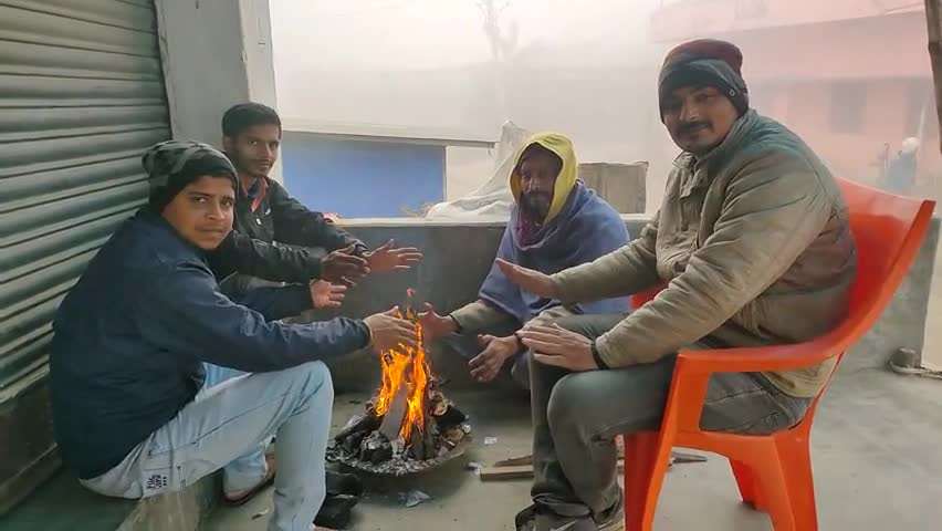ठंड का सितम जारी, अलाव के सहारे लोगो की जिंदगी। 
#बेलसंड #Belsand #belsandkiaawaj