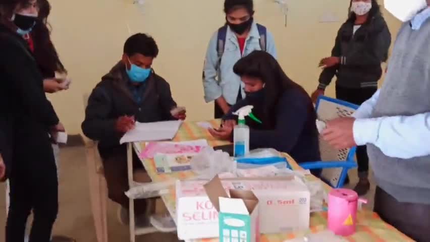 बच्चों को लगा वेक्सीन का दूसरा डोज़। वेक्सीनेशन अभियान में बच्चों ने दिखाया जमकर उत्साह। #vaccine #cmho #vaccine4in
