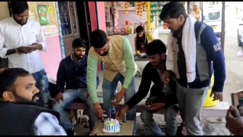 भाजपा युवा मोर्चा मंडल अध्यक्ष का मनाया जन्मदिन। 
#Birthday #BJP #Yuvaneta #Yuvamandal 
#guna